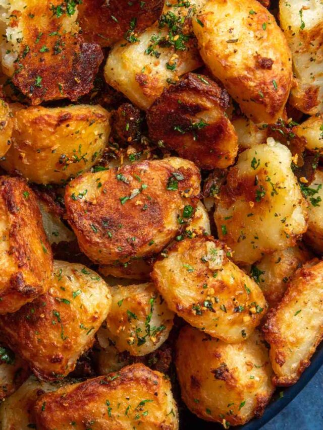 20211201-crispy-roasted-potatoes-vicky-wasik-45-d75608ce325e4ffbab665084eba642c8